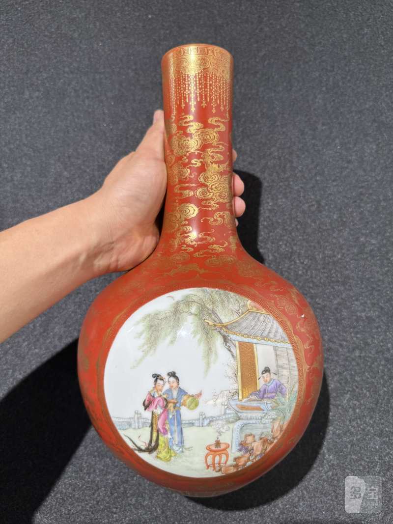 民国 珊瑚红地描金开窗粉彩人物故事图天球瓶 - 图4